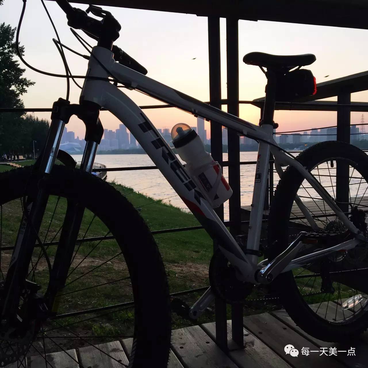 沈阳浑河边骑行夜景,浑河漫步道自行车