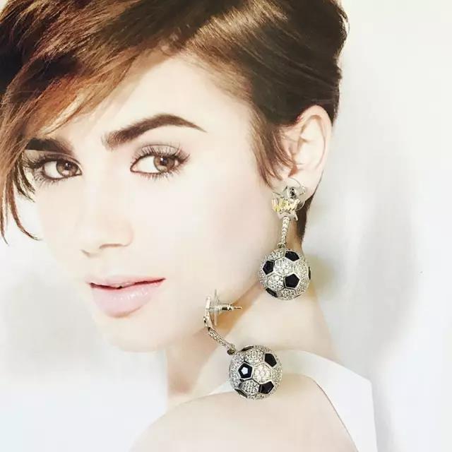 把足球放脖子,足球打在脑袋上会怎么样