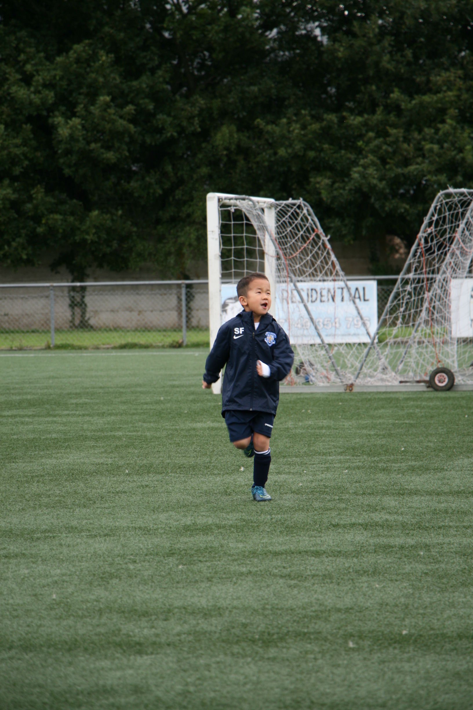 儿子踢足球认真的样子,儿子踢足球进球开心