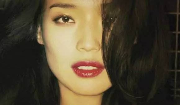 今天教大家如何化底妆,怎样涂出好看的唇形