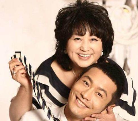 母亲节王俊凯像妈妈送礼物,王俊凯母亲节