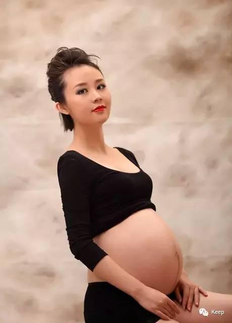 孕早期可以做马甲线训练吗,怀孕还练马甲线的孕妈