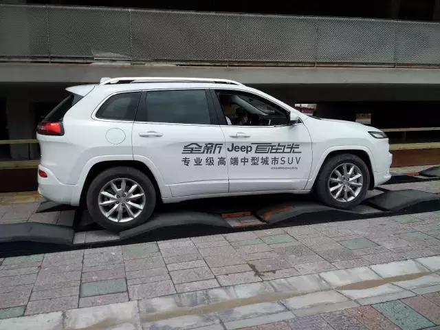 2017jeep自由光内饰功能,2017款jeep自由光可以播放视频