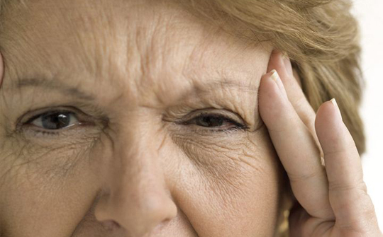 老人突发脑溢血医生急救,怎样急救脑溢血突发的病人