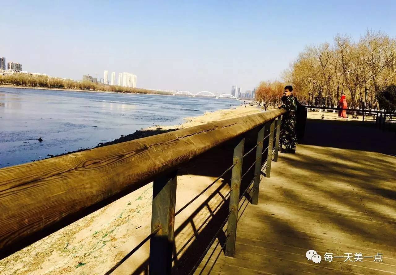 沈阳浑河边骑行夜景,浑河漫步道自行车