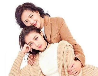 母亲节王俊凯像妈妈送礼物,王俊凯母亲节