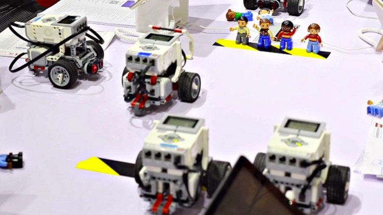 乐高机器人编程幼儿课程,可编程智能机器人教程课堂