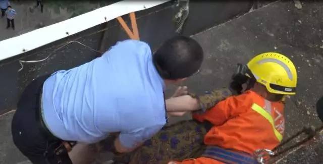 战士接住坠楼老人,消防战士救跳楼女子牺牲