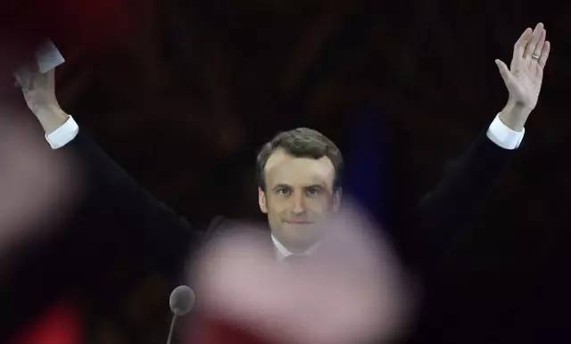 39岁总统帅小伙儿和64岁第一夫人来了！这一种“人生赢家”的人生……