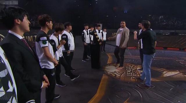 罗纳尔多给faker颁奖的视频,罗纳尔多单骑闯关