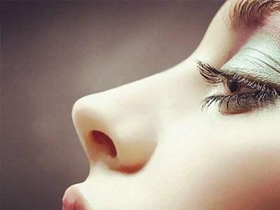 假体隆鼻感染过程,假体隆鼻后感染有哪些症状