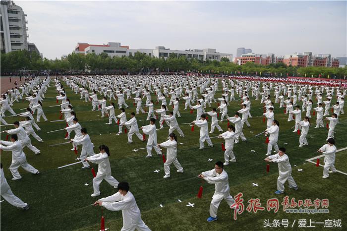 震撼！青岛一高校齐秀瑜伽、太极剑，太壮观了