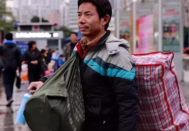 4000块的塑料拖鞋，1万7的民工编织袋包包，觉得丑还买不起