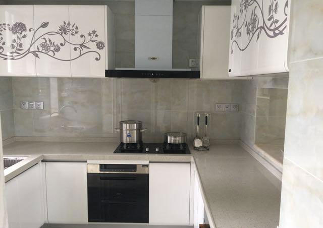 昆明未名城100平现代简欧装修,头一回看到把浴缸装在阳台的!