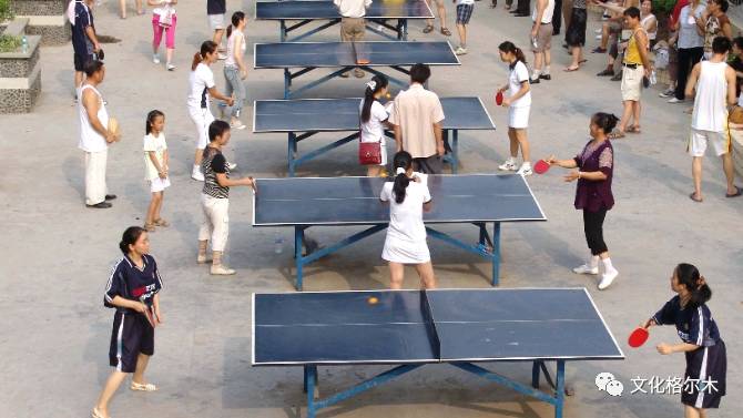 市文体广电局举行“校园足球”捐助仪式