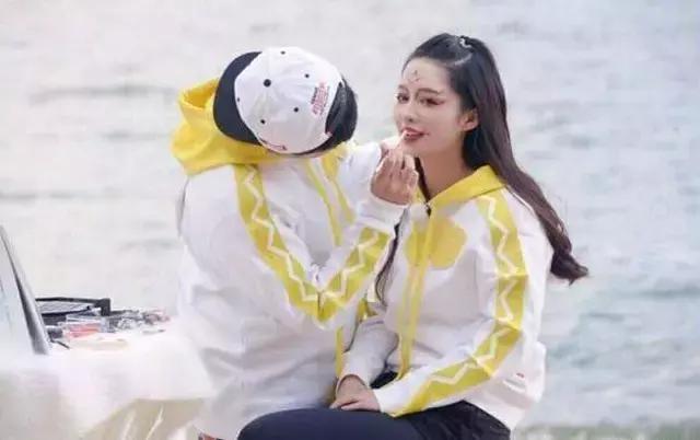 跑男团合影,超哥凭黑袜吸睛,但热巴却凭一小动作圈粉