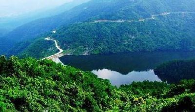 清凉寨里水云间，旅客都称桃花源