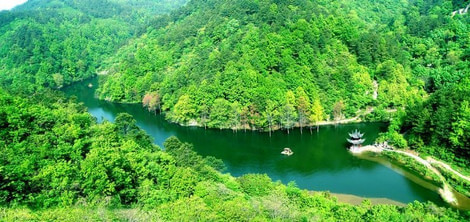 清凉寨里水云间，旅客都称桃花源