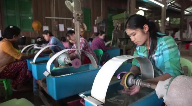 靠翡翠年赚中国2000亿，缅甸挖玉人的生活却很悲惨