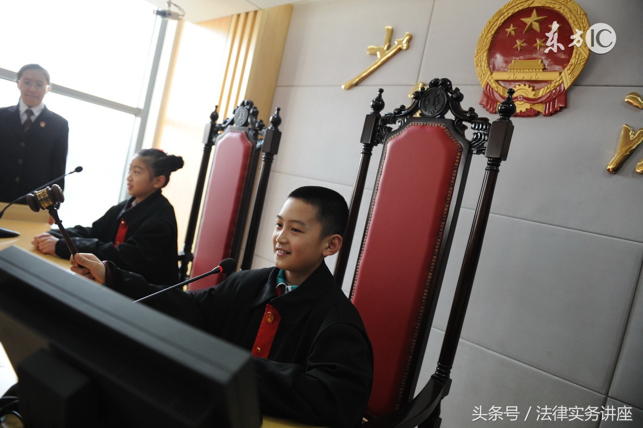 法院立案后不通知被告后撤诉了,法院以找不到被告为由要求撤诉