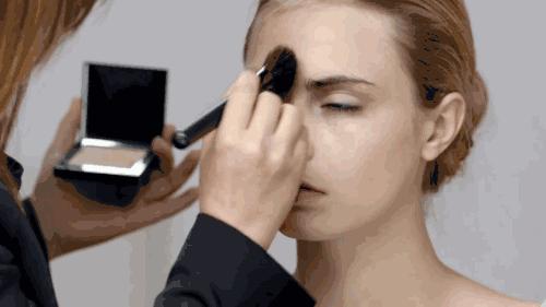 散粉好还是蜜粉饼好用,散粉和蜜粉饼区别