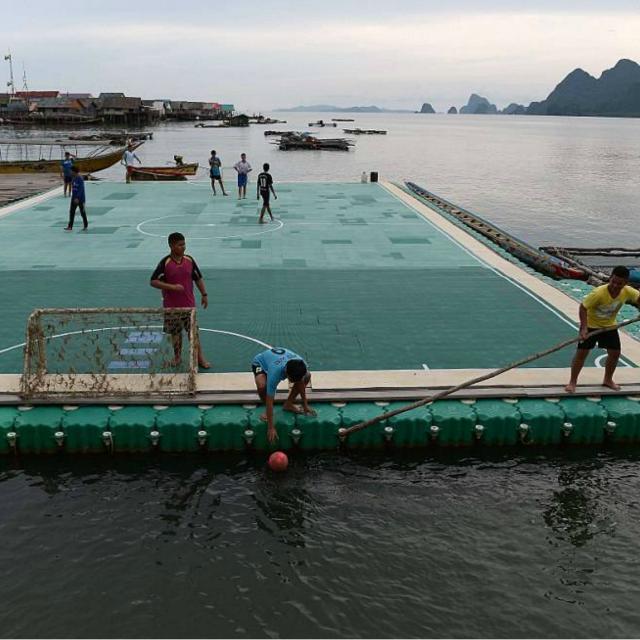 最疯狂的热爱：贫穷、没有土地，也有属于自己的足球场和俱乐部