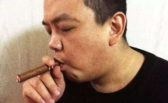 吸烟和抽雪茄哪个口感好,抽雪茄为什么比抽烟有逼格