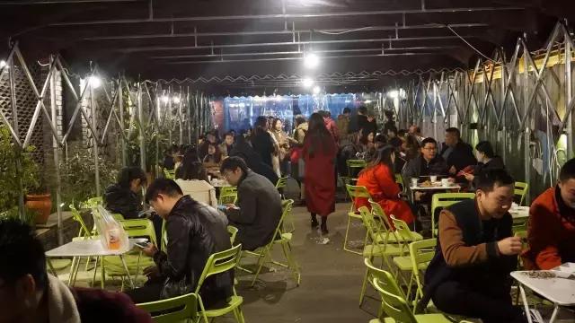 他,如何缔造了方圆百米3家门店都排长队的神话?