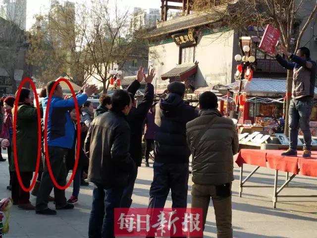 “送锅*局骗**”在天津上演，围观老人都被忽悠了，赶紧告诉家里人
