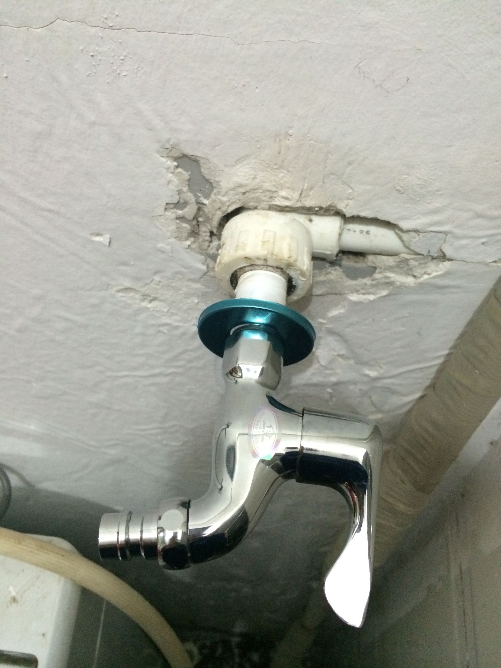 洗衣机水龙头接头坏了怎么更换,更换水龙头内丝断了如何取出