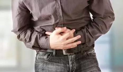 男子将花露水瓶插入肛门，险要其命