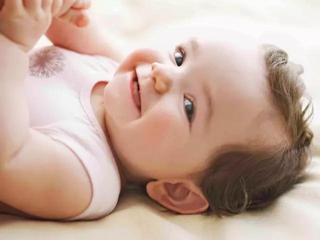 怎么分辨十个月宝宝便秘还是攒肚,宝宝放屁不拉大便是攒肚还是便秘