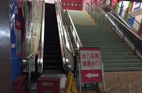 男童被扶梯夹断脚趾,男童被手扶梯卷入手臂
