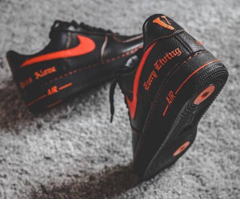 yeezy350白斑马哪年的好,国内最贵的鞋是多少钱