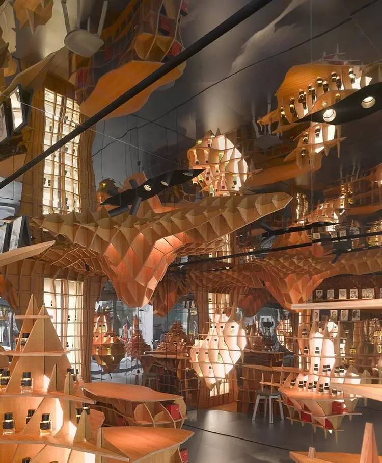 展翅腾飞的香水店