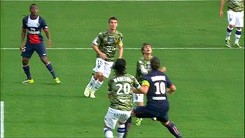 盘点绿茵场上精彩过人,比武打片还精彩的格斗比赛