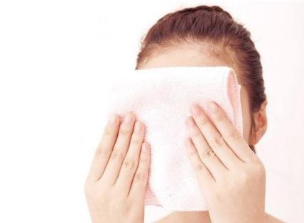 化妆师化妆技巧教程视频,夏天化妆不脱妆简单的技巧与步骤