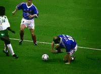 盘点绿茵场上精彩过人,比武打片还精彩的格斗比赛