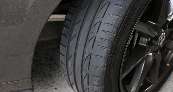 货车轮胎怎么打气最省油,汽车轮胎如何判断要不要打气
