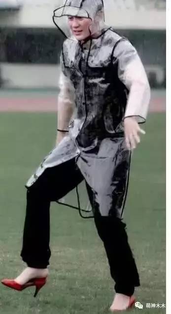 跑男团穿高跟鞋，李晨走不了路，鹿晗竟毫无违和感，美成了这样