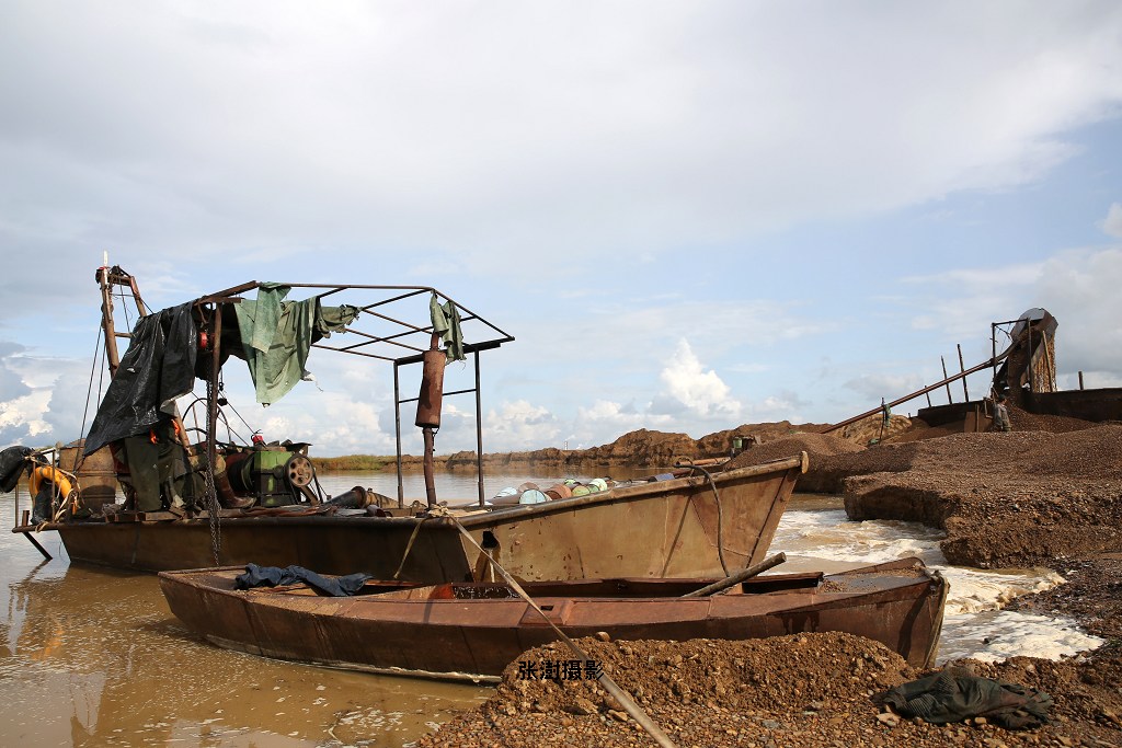 嫩江玛瑙多出自砂场为了得到玛瑙石总有人请求免费干活