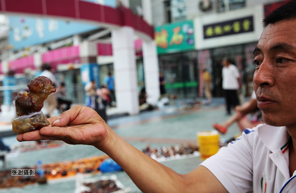 嫩江玛瑙多出自砂场为了得到玛瑙石总有人请求免费干活