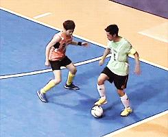 exo金珉锡踢足球,exo金珉锡aoa申智珉