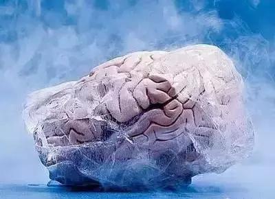 他高中没毕业，却亲手处理了首例“冷冻人”，现在竟还要让其复活