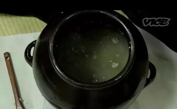 日本女记者品尝即将失传的屎酒！到最后还是吐了！
