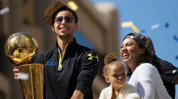 库里巅峰时期有机会赢得三连冠,库里再拿一个冠军历史地位如何