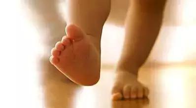 光屁股光脚丫，天热能给孩子大解放吗？