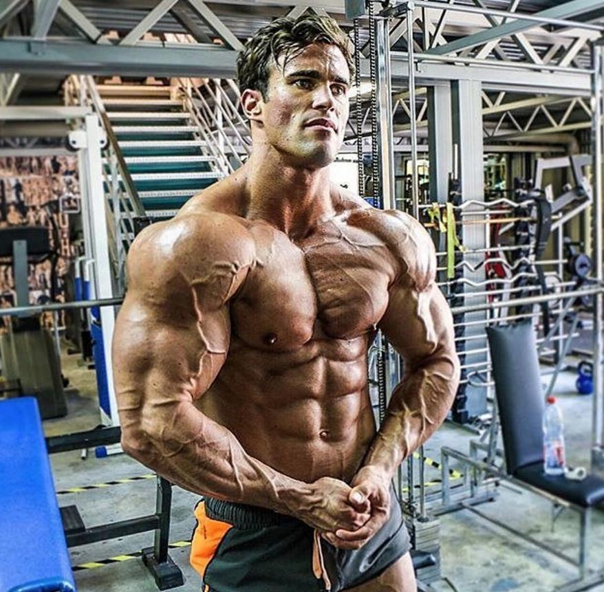 练就宽厚的肩膀，一对哑铃就足够，让你在家打造完美三角肌