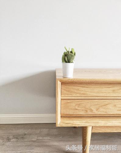 踢脚线与地板间的缝隙要留这么大，还好我用钱检验，机智如我