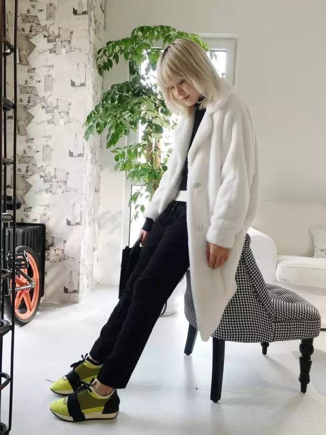 她们穿红绿过圣诞,你就穿白色,不脱颖而出才怪!